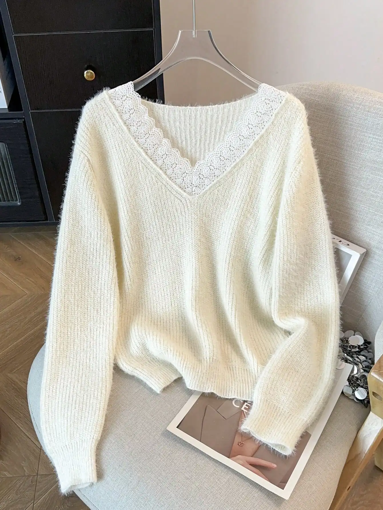 Женский вязаный свитер с V-образным вырезом и кружевной отделкой, на ощупь как мягкий искусственный мех, свободный крой для повседневной носки осенью и зимой
Женский вязаный свитер с V-образным вырезом и кружевной отделкой, на ощупь как мягкий искусственный мех, свободный крой для повседневной носки осенью и зимой