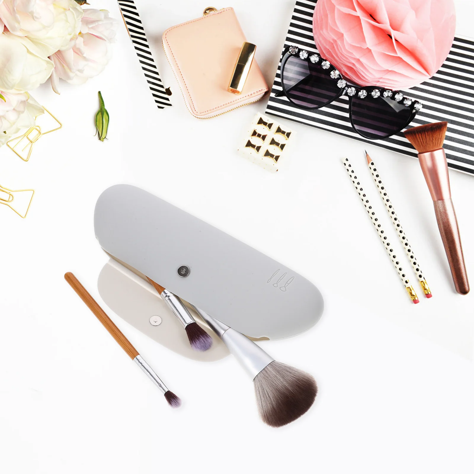 Compact Travel Makeup Brush Bag Silicone Makeup Brush Organizer Portable Storage Pouch for Women Essential Kit
Compact Travel Makeup Brush Bag Silicone Makeup Brush Organizer Portable Storage Pouch for Women Essential Kit