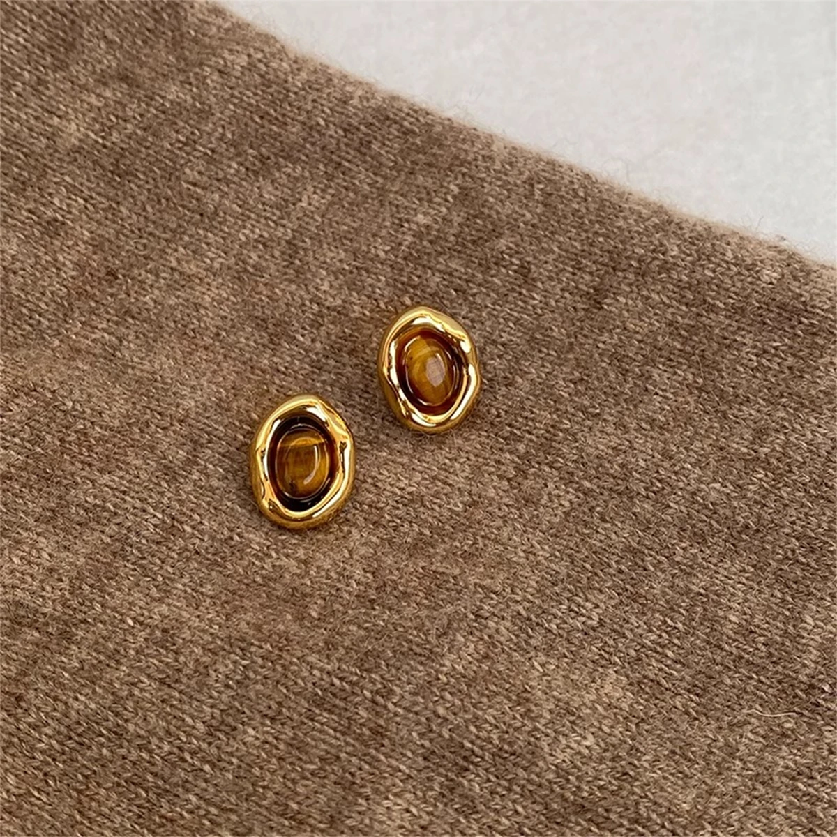 Trendy Cat Eye Stone Stud Earrings for Women Minimalist Retro Jewelry Elegant Oval Ear Studs Fashionable Accessories for Gifts
Trendy Cat Eye Stone Stud Earrings for Women Minimalist Retro Jewelry Elegant Oval Ear Studs Fashionable Accessories for Gifts