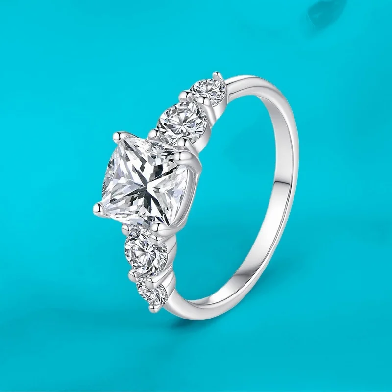 2-каратные серебряные асимметричные квадратные кольца с муассанитом S925 для женщин, сертифицированные GBA, прямоугольная подарочная коробка для ювелирных изделий принцессы
2-каратные серебряные асимметричные квадратные кольца с муассанитом S925 для женщин, сертифицированные GBA, прямоугольная подарочная коробка для ювелирных изделий принцессы