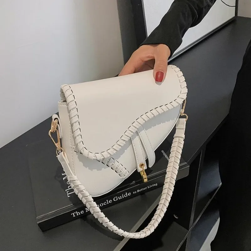 Лето 2025 г., хит продаж премиум-класса, женская нишевая текстурированная седельная сумка с широким ремешком, портативная сумка через плечо, стильная модная
Лето 2025 г., хит продаж премиум-класса, женская нишевая текстурированная седельная сумка с широким ремешком, портативная сумка через плечо, стильная модная