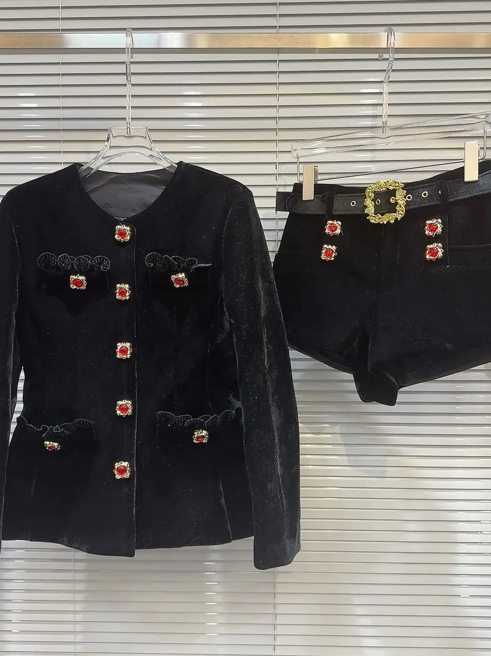 HIGH STREET, новинка 2024, F/W, дизайнерский костюм, женская короткая куртка на рубиновых пуговицах, комплект шорт с поясом
HIGH STREET, новинка 2024, F/W, дизайнерский костюм, женская короткая куртка на рубиновых пуговицах, комплект шорт с поясом