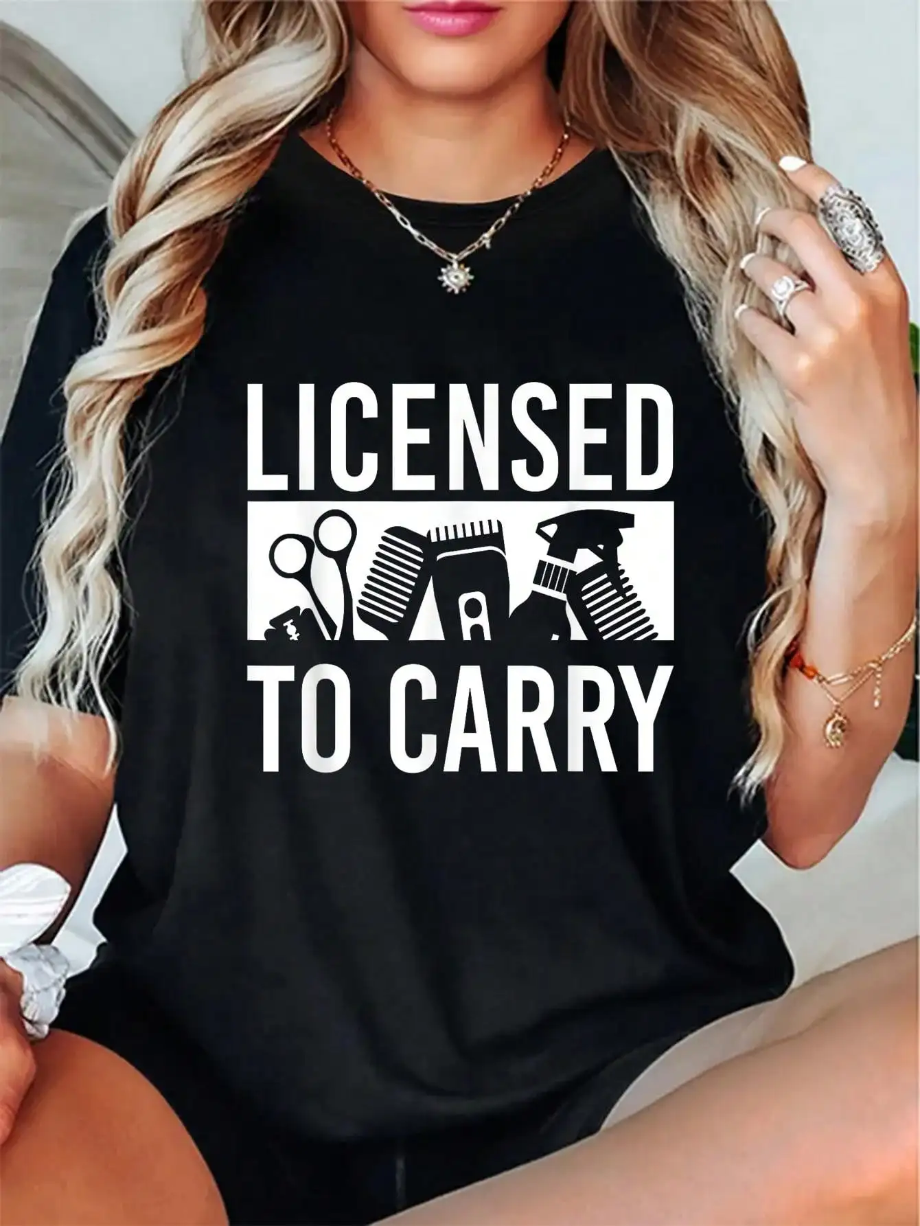 Футболка с принтом "Лицензировано для перевозки инструментов для укладки волос" - женская футболка свободного кроя из 100% хлопка
Футболка с принтом "Лицензировано для перевозки инструментов для укладки волос" - женская футболка свободного кроя из 100% хлопка