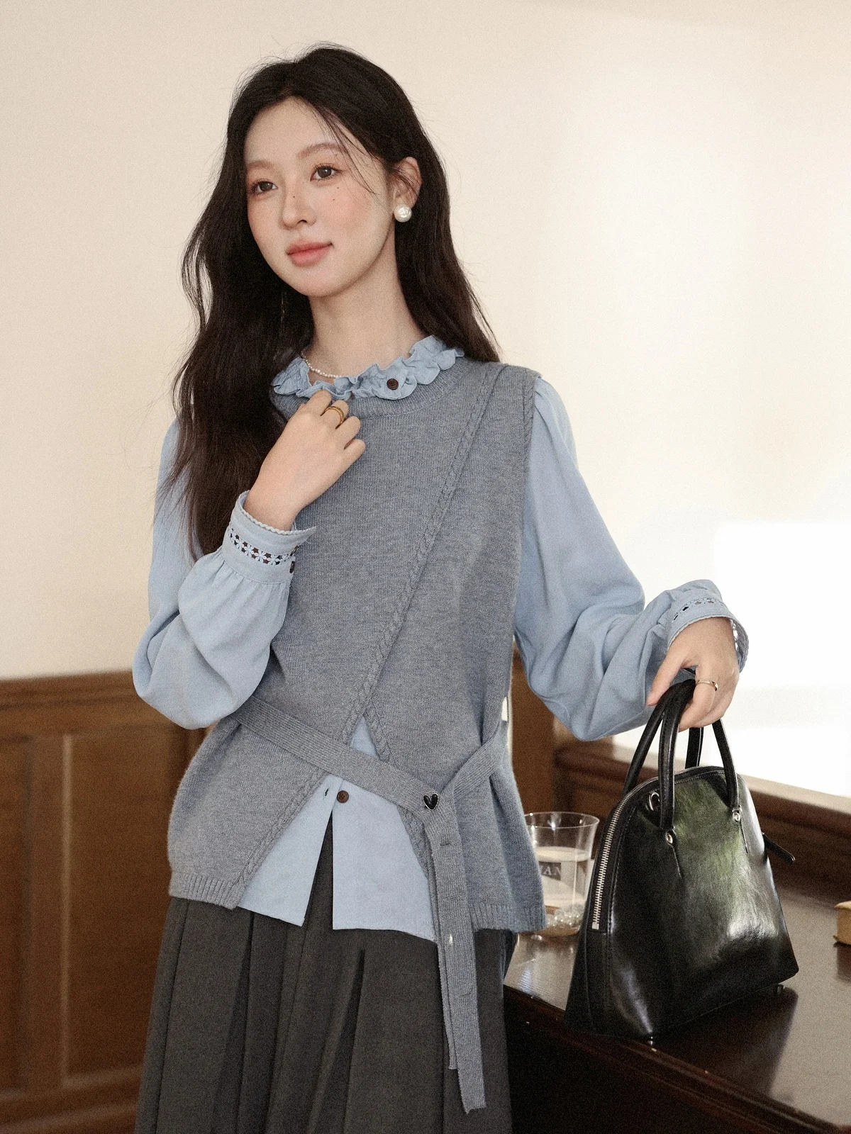 Синий вязаный жилет-пуловер с круглым вырезом для женщин, приталенный, верхняя одежда, топ от Deer South Fog Sea ten We Brand L56968
Синий вязаный жилет-пуловер с круглым вырезом для женщин, приталенный, верхняя одежда, топ от Deer South Fog Sea ten We Brand L56968