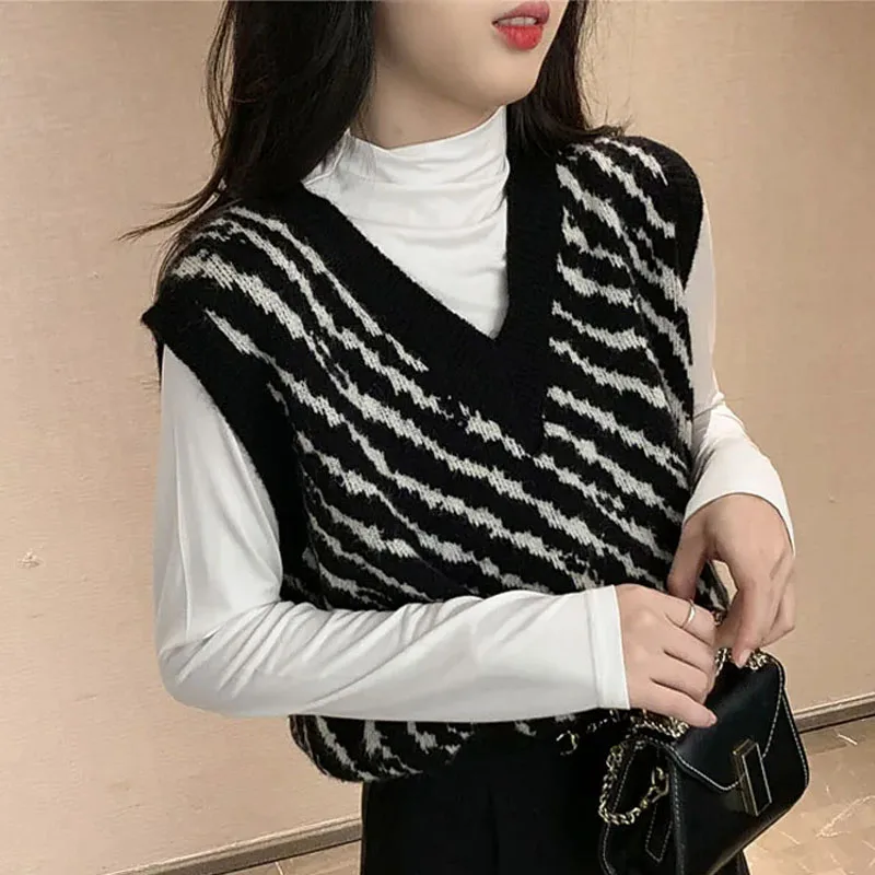 Fashion Sleeveless Knitted Women Sweater Vest V-Neck Striped Women Clothing Knit Sweater Vest Women Tops Sueter Feminino Q3415
Fashion Sleeveless Knitted Women Sweater Vest V-Neck Striped Women Clothing Knit Sweater Vest Women Tops Sueter Feminino Q3415