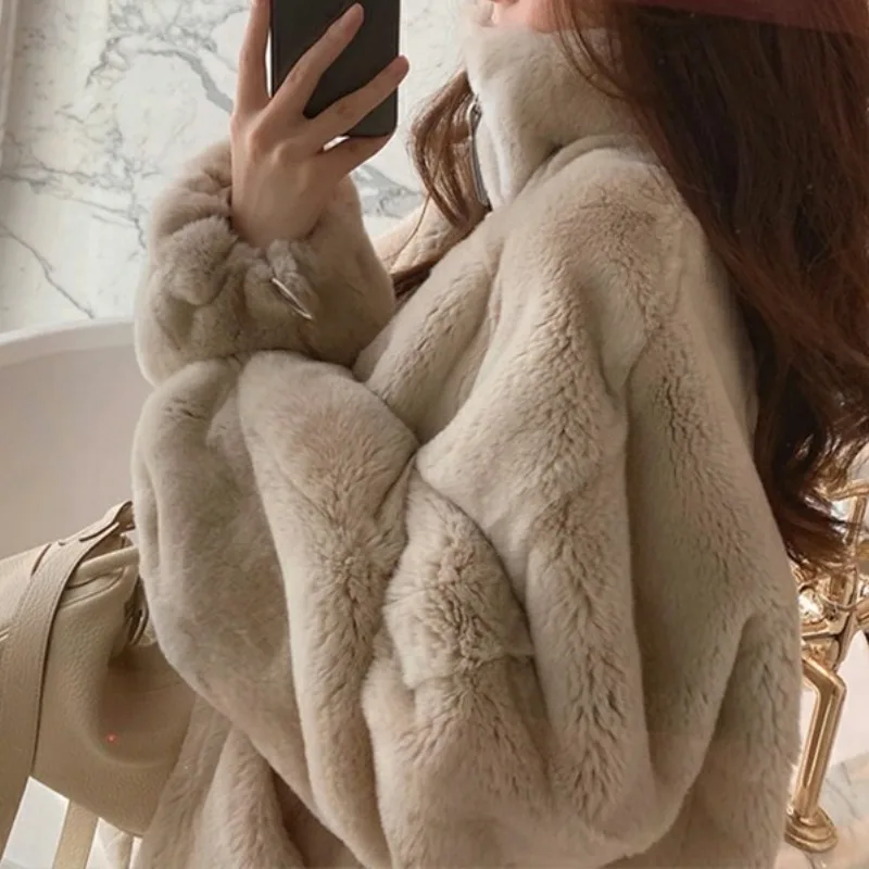Small Fragrant Lamb Furry Short Coat Women Retro Hong Kong Flavor Thick Warm Loose Coat in Autumn and Winter.
Small Fragrant Lamb Furry Short Coat Women Retro Hong Kong Flavor Thick Warm Loose Coat in Autumn and Winter.