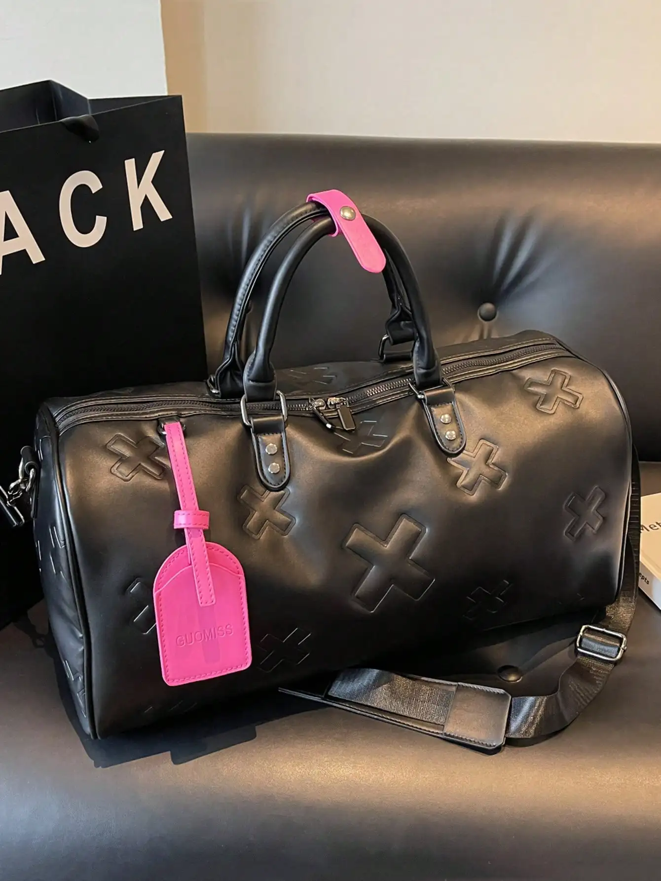 1pc Fashionable & Versatile Large Capacity Solid Color PU Leather Embossed Thick Padded Travel Bag, With Contrast Color Luggage Tag Pendant Design, Suitable For Men And Women, Ideal For Leisure Travel, Business Trip And Back To School, Can Hold School Sup
1pc Fashionable & Versatile Large Capacity Solid Color PU Leather Embossed Thick Padded Travel Bag, With Contrast Color Luggage Tag Pendant Design, Suitable For Men And Women, Ideal For Leisure Travel, Business Trip And Back To School, Can Hold School Sup