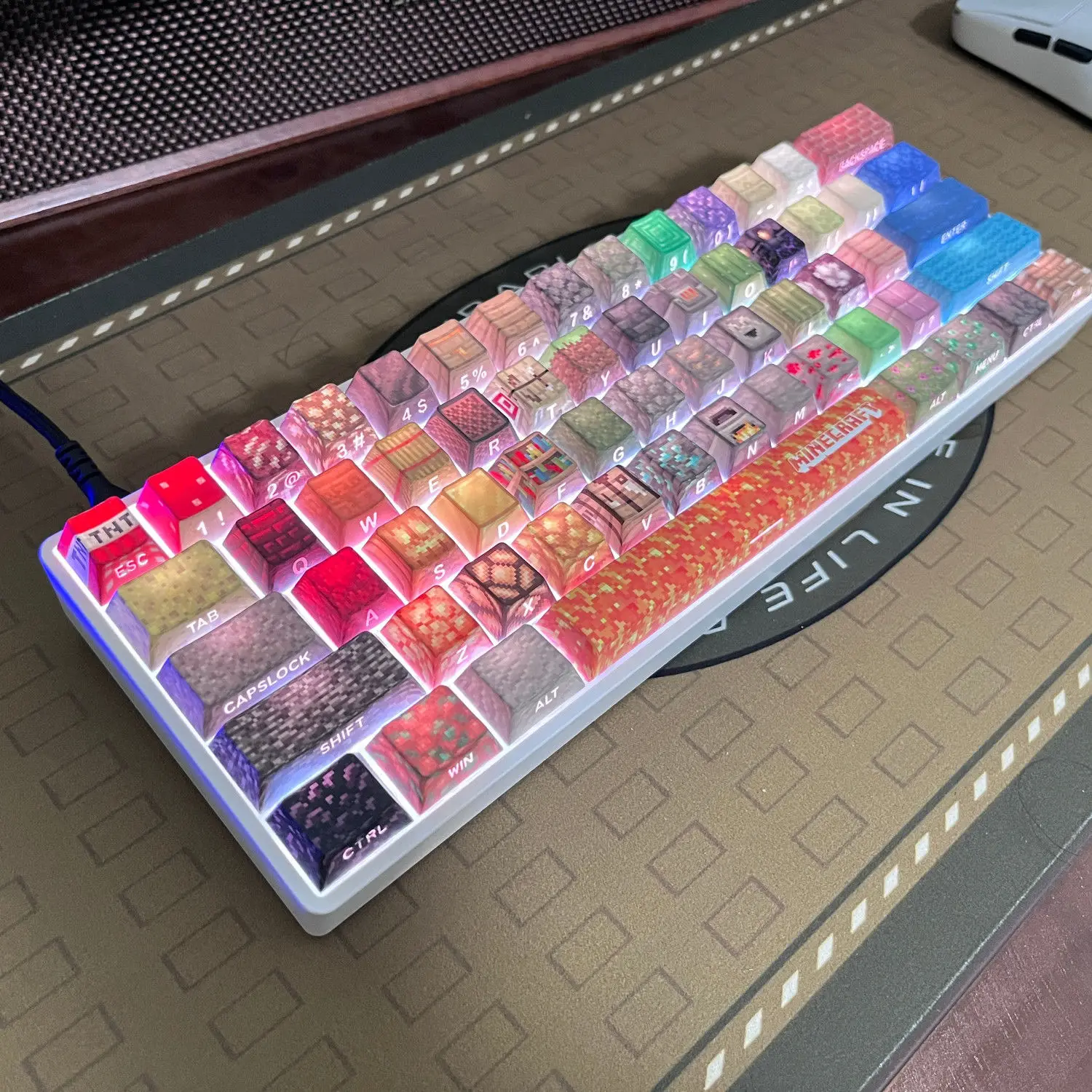 Keycap Original side engraved light-transmitting PBT thermal sublimation high-value MC square three-dimensional keycap
Keycap Original side engraved light-transmitting PBT thermal sublimation high-value MC square three-dimensional keycap