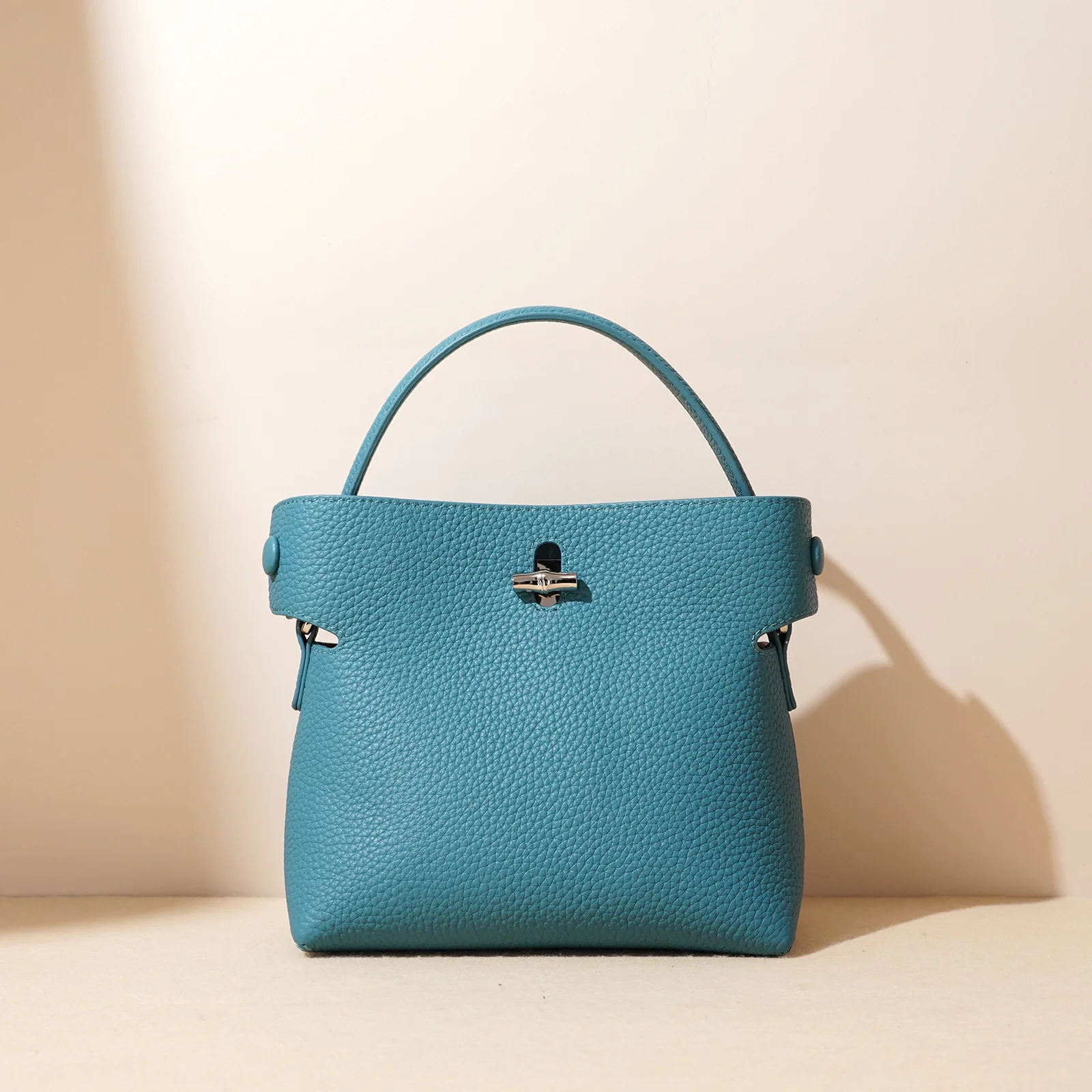 2025 new first-layer cowhide women's bag versatile high-end portable bucket bag commuting fashion crossbody bag women
2025 new first-layer cowhide women's bag versatile high-end portable bucket bag commuting fashion crossbody bag women