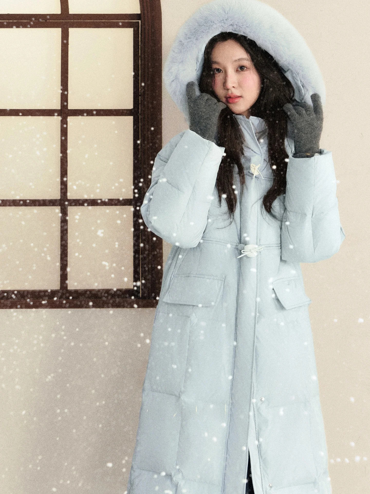 Синий длинный женский пуховик: теплый, мягкий, ветрозащитный, с наполнителем из 90% белого пуха, уютная зимняя верхняя одежда для снежной погоды
Синий длинный женский пуховик: теплый, мягкий, ветрозащитный, с наполнителем из 90% белого пуха, уютная зимняя верхняя одежда для снежной погоды