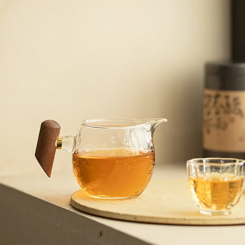 Light Luxury Teapot Fair Cup Teapot Glass Tea Dispenser Household KungFu TeaSet Heat-resistant and Anti-scalding Mahogany Handle
Light Luxury Teapot Fair Cup Teapot Glass Tea Dispenser Household KungFu TeaSet Heat-resistant and Anti-scalding Mahogany Handle