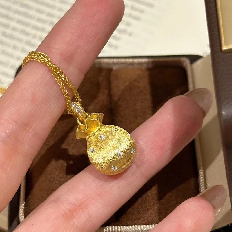 Vintage new in brushed small bag pendant necklace exquisite and high-quality round inlay diamonds collar chain banquet jewelry
Vintage new in brushed small bag pendant necklace exquisite and high-quality round inlay diamonds collar chain banquet jewelry