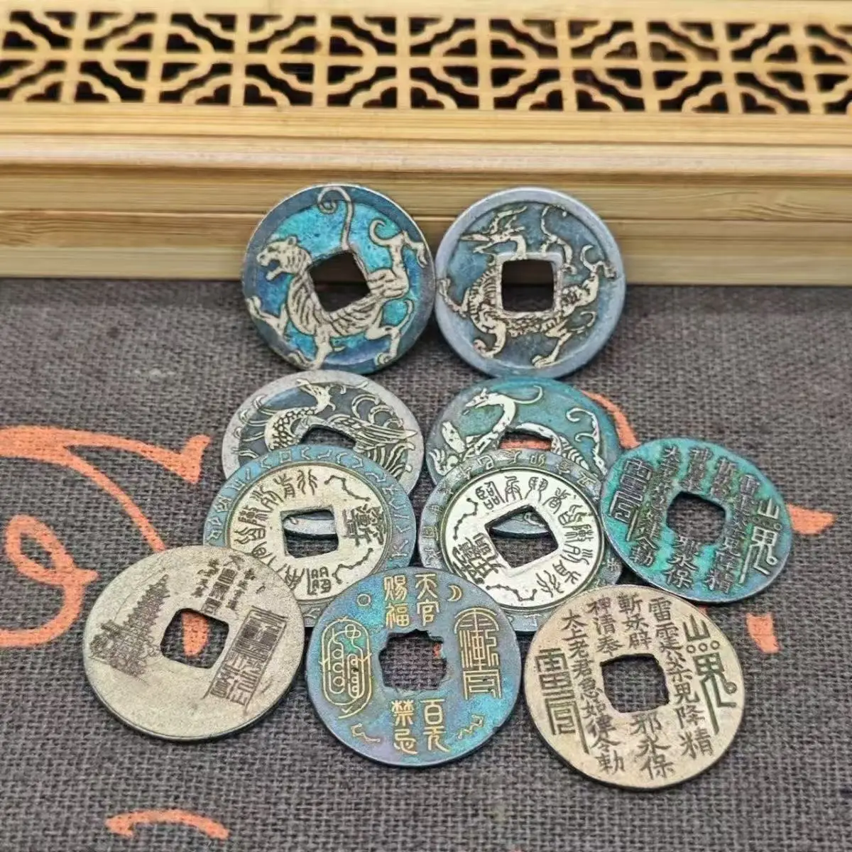 Old Rare Copper Carved Coins for Collection Chinese Tang Song Fire Qilin Kaiyuan Tongbao Antiques Curios Collectors Gifts
Old Rare Copper Carved Coins for Collection Chinese Tang Song Fire Qilin Kaiyuan Tongbao Antiques Curios Collectors Gifts