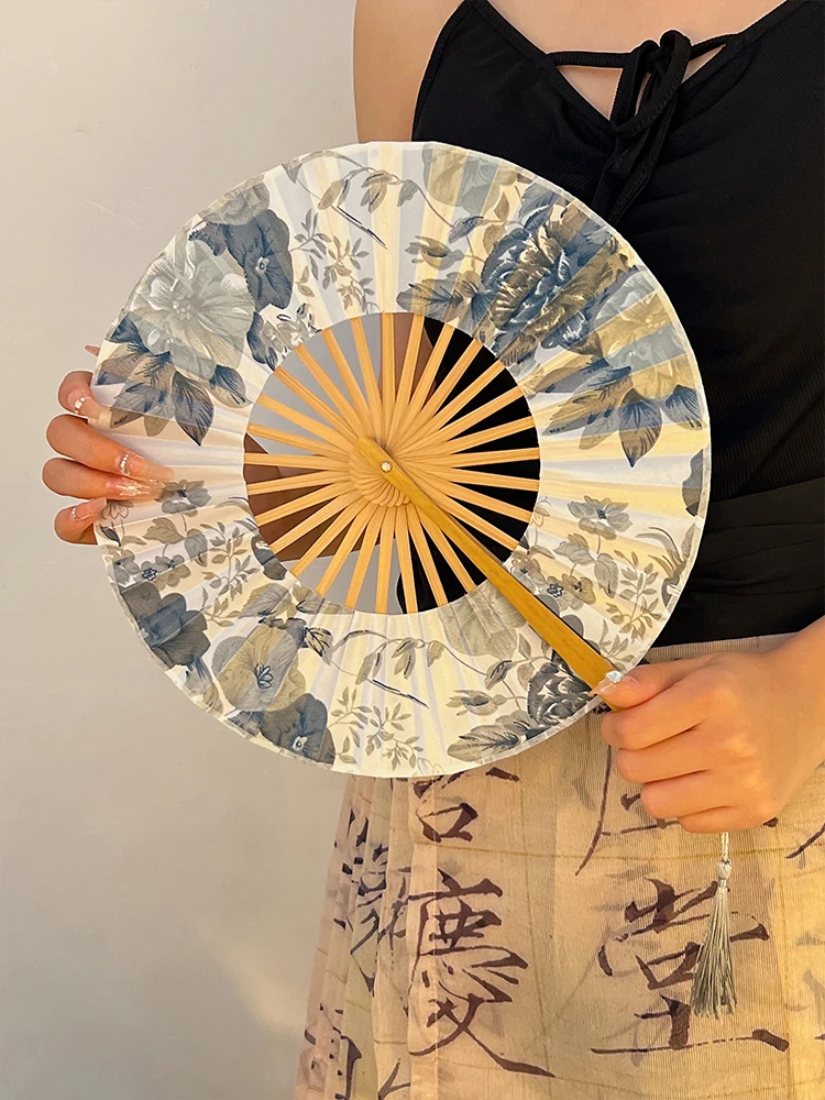 New Chinese ink silk folding fan, summer antique fan with cheongsam portable hand-cranked bamboo fan, national style Hanfu
New Chinese ink silk folding fan, summer antique fan with cheongsam portable hand-cranked bamboo fan, national style Hanfu