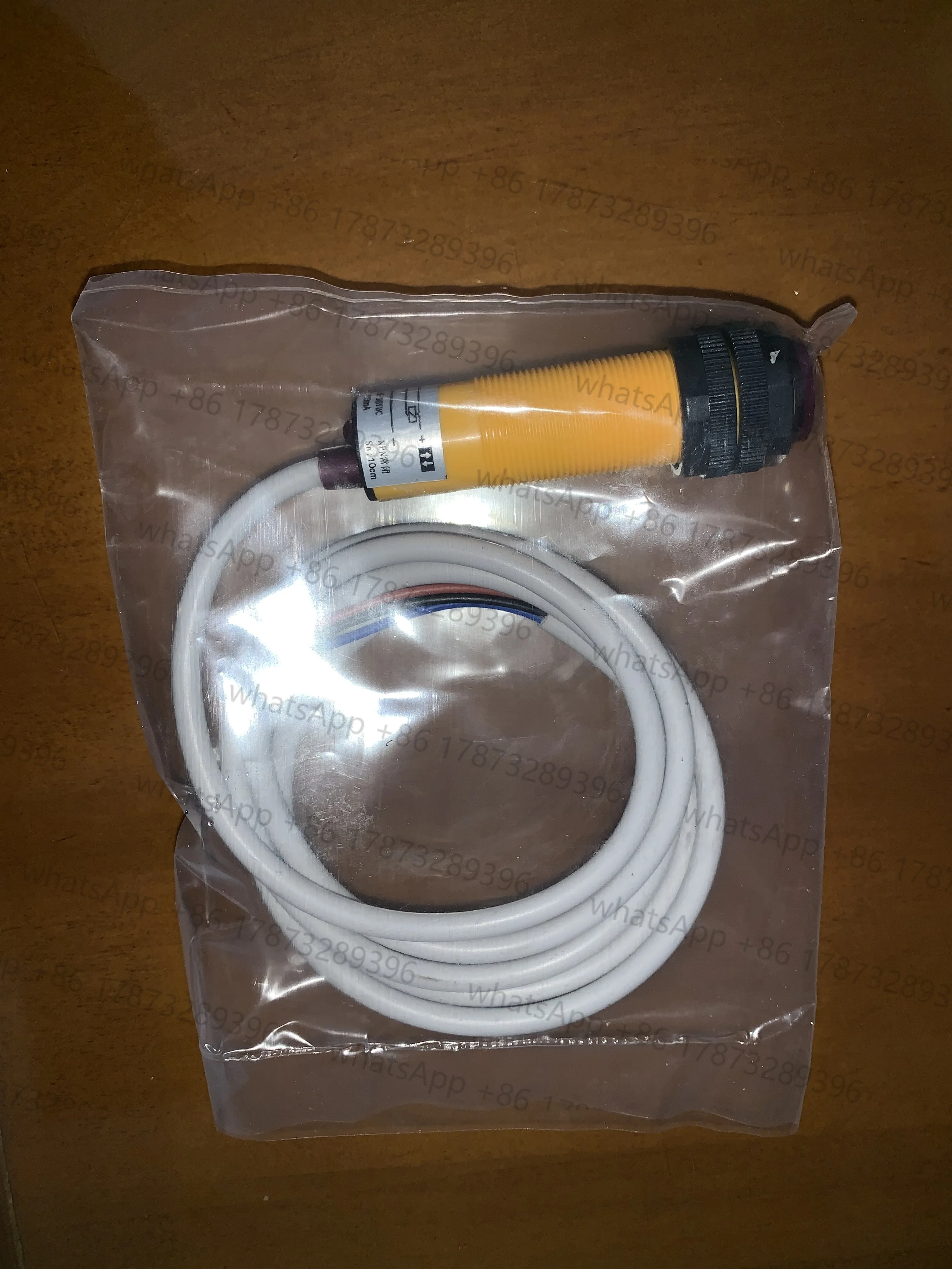 Remote Photoelectric Switch E3F-DS100P3 Diffuse Infrared Sensor PNP 1m adjustable
Remote Photoelectric Switch E3F-DS100P3 Diffuse Infrared Sensor PNP 1m adjustable