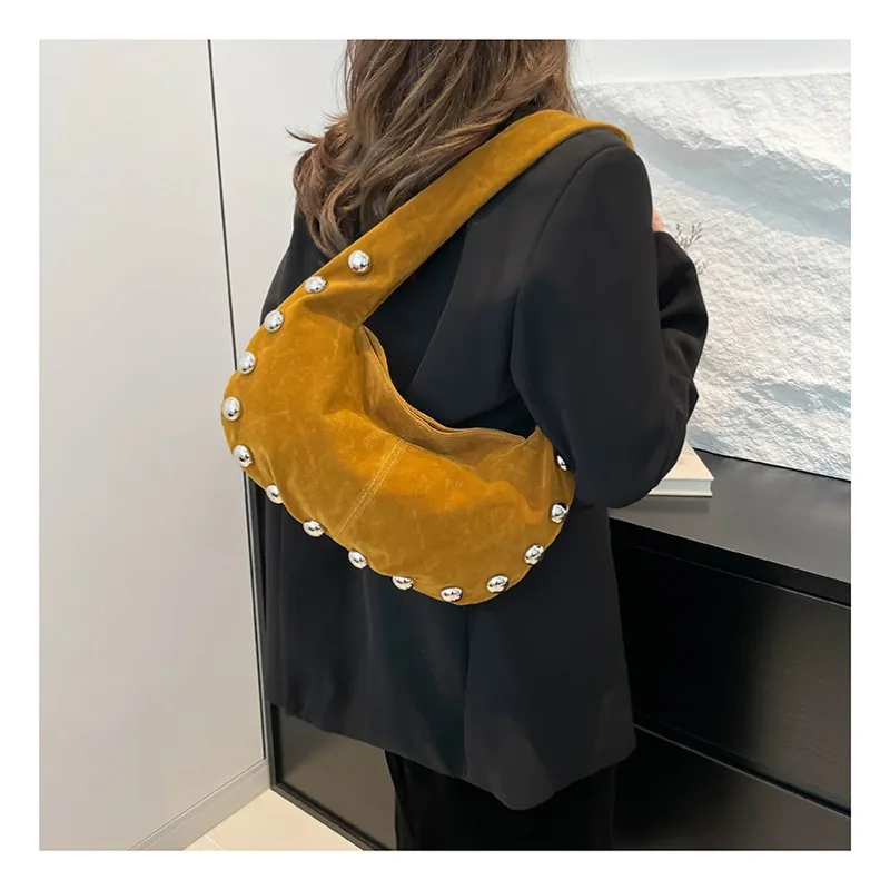 Высококачественные замшевые застежки, универсальные простые сумки с заклепками большой емкости, простые сумки для женщин, 2025 г., новые сумки высокого качества 
Высококачественные замшевые застежки, универсальные простые сумки с заклепками большой емкости, простые сумки для женщин, 2025 г., новые сумки высокого качества