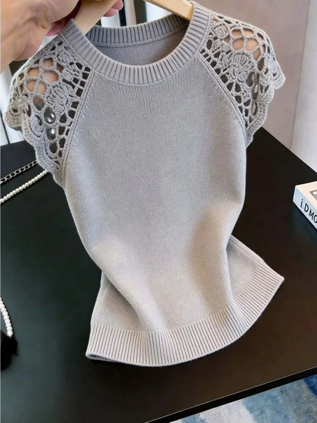 Gray round Neck Hollow Short Sleeve Knitted Top Women's Summer Design Thin Straight Tube Korean Style Silk Blend Color
Gray round Neck Hollow Short Sleeve Knitted Top Women's Summer Design Thin Straight Tube Korean Style Silk Blend Color