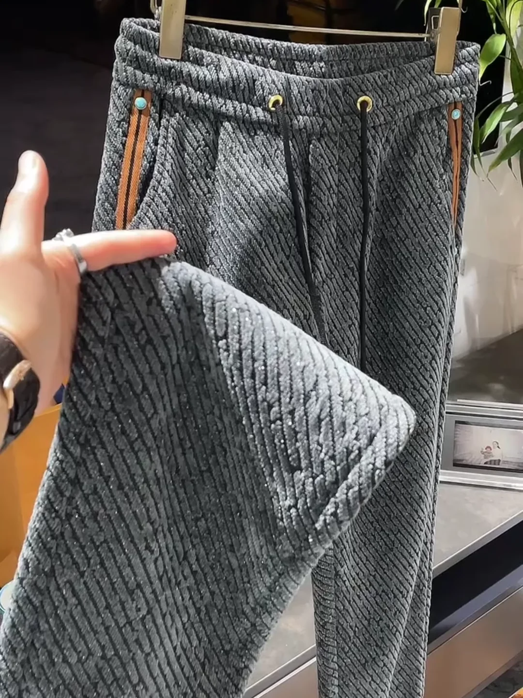 Новые мужские повседневные брюки для осени и зимы, в европейском стиле, универсальные, модные, приталенные, прямые, длинные
Новые мужские повседневные брюки для осени и зимы, в европейском стиле, универсальные, модные, приталенные, прямые, длинные