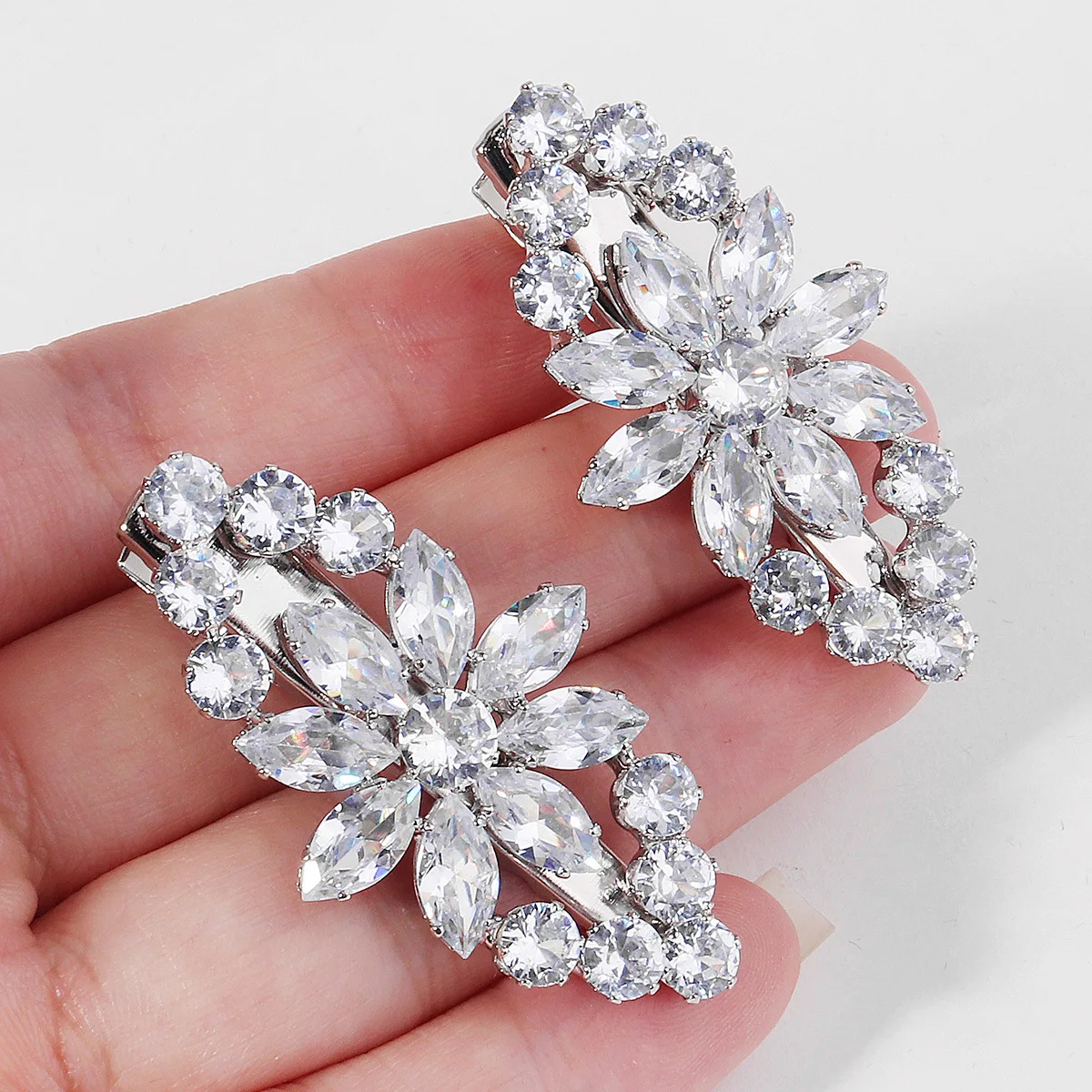 SLBRIDAL Trendy Sparkling Zircon Girls Hair Clips Barrettes Women CZ Hair Sticker Bridal Wedding Hair Accessories Jewelry
SLBRIDAL Trendy Sparkling Zircon Girls Hair Clips Barrettes Women CZ Hair Sticker Bridal Wedding Hair Accessories Jewelry