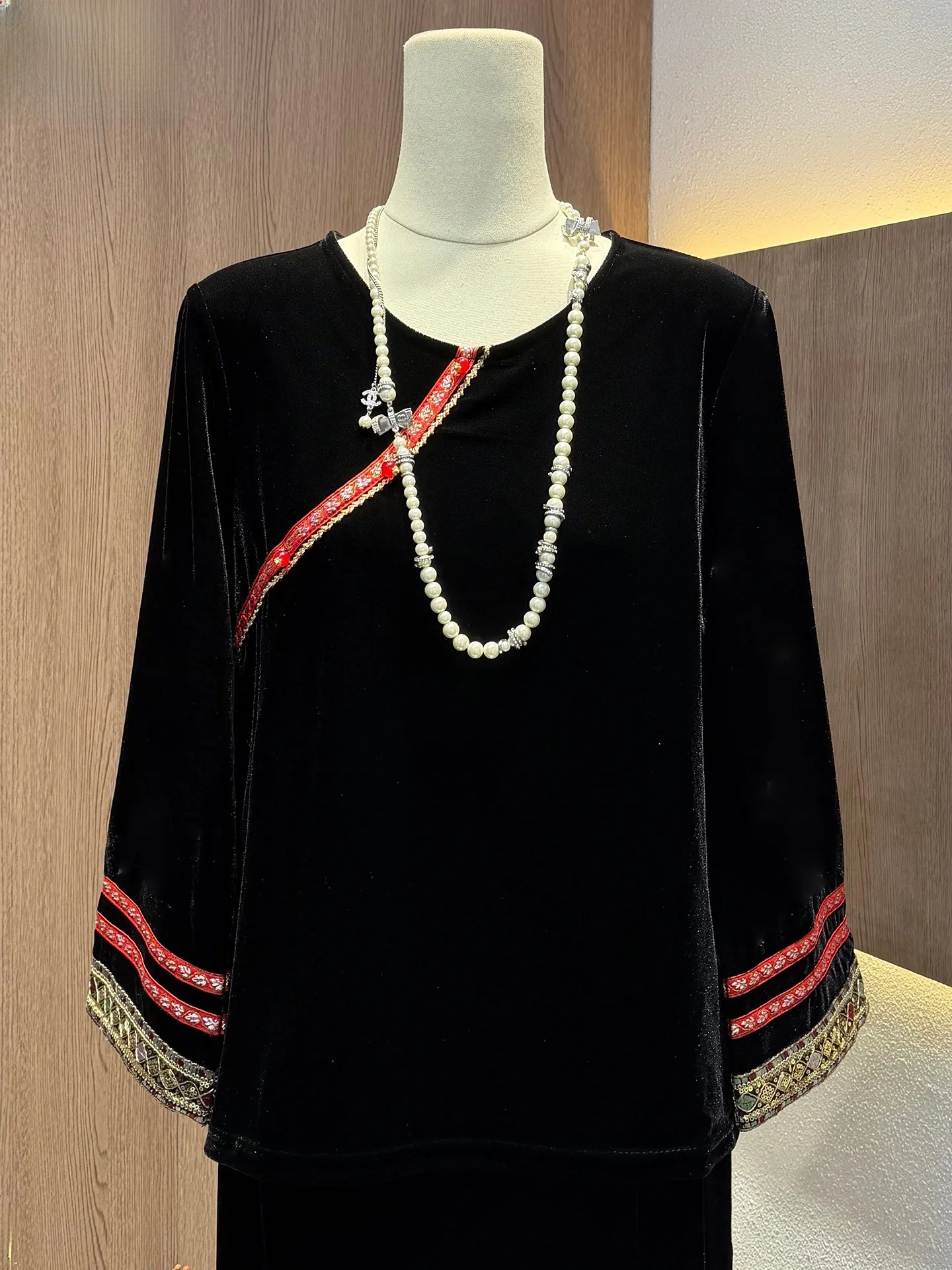 New Year's Chinese Sle Heavy Work Bead Embellied Silk Velvet Base irt Women's Early Spring High End Large Size Top
New Year's Chinese Sle Heavy Work Bead Embellied Silk Velvet Base irt Women's Early Spring High End Large Size Top