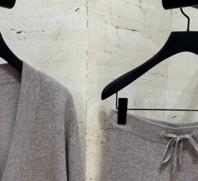 Women's grey knitted two-piece suit with V-neck long-sleeved cardigan or stylish and comfortable cotton trousers
Women's grey knitted two-piece suit with V-neck long-sleeved cardigan or stylish and comfortable cotton trousers