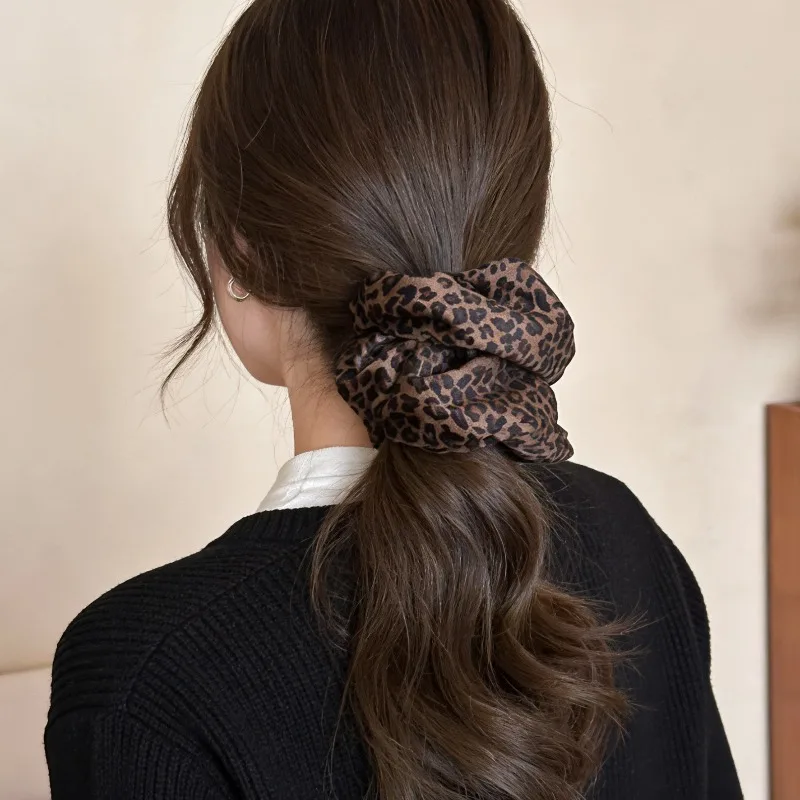 Ретро-резинки для волос из бархата с леопардовым принтом, двухслойные, высокоэластичные, для женщин, корейские аксессуары
Ретро-резинки для волос из бархата с леопардовым принтом, двухслойные, высокоэластичные, для женщин, корейские аксессуары