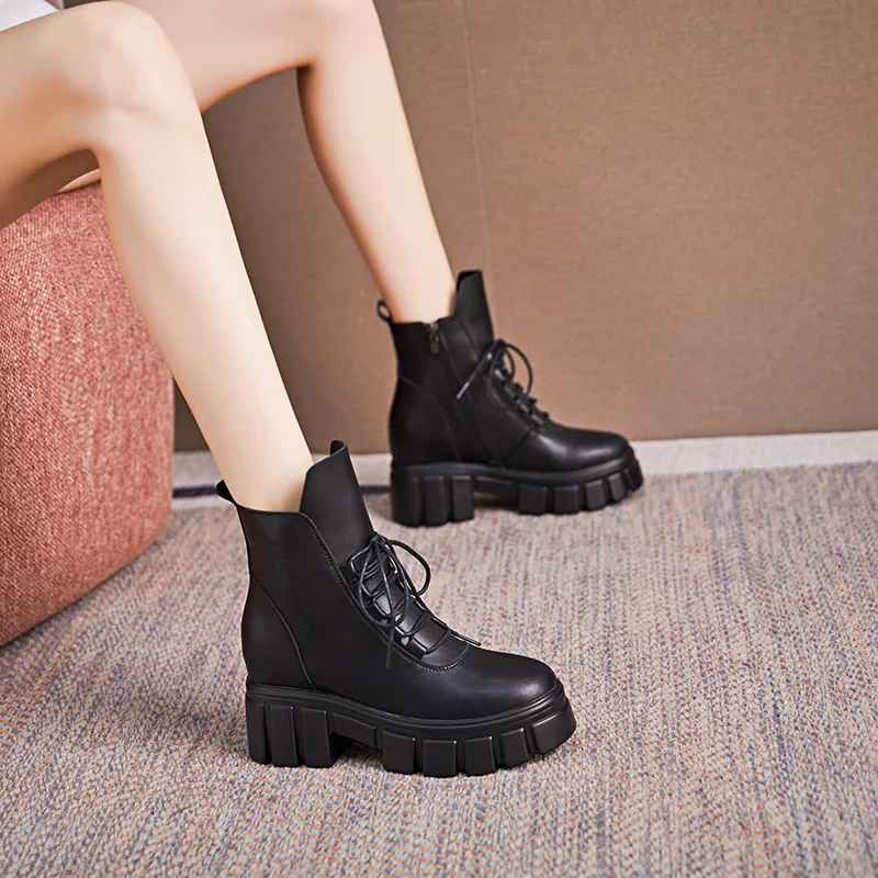 Женские осенне-зимние новые стильные кожаные ботинки в британском стиле на толстой подошве, повседневная обувь до середины икры
Женские осенне-зимние новые стильные кожаные ботинки в британском стиле на толстой подошве, повседневная обувь до середины икры