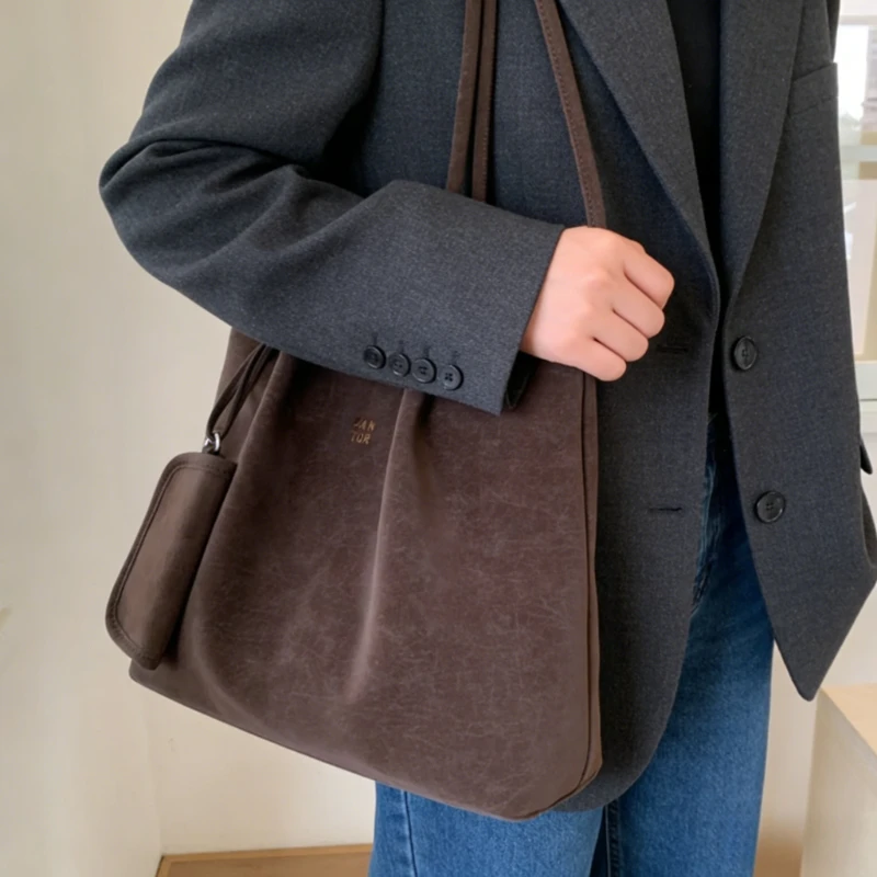 Новая матовая сумка-тоут из мягкой кожи для женщин, осенне-зимняя, новый стиль, ретро, универсальная, для повседневного использования, большая сумка через плечо, сумки для поездок на работу
Новая матовая сумка-тоут из мягкой кожи для женщин, осенне-зимняя, новый стиль, ретро, универсальная, для повседневного использования, большая сумка через плечо, сумки для поездок на работу