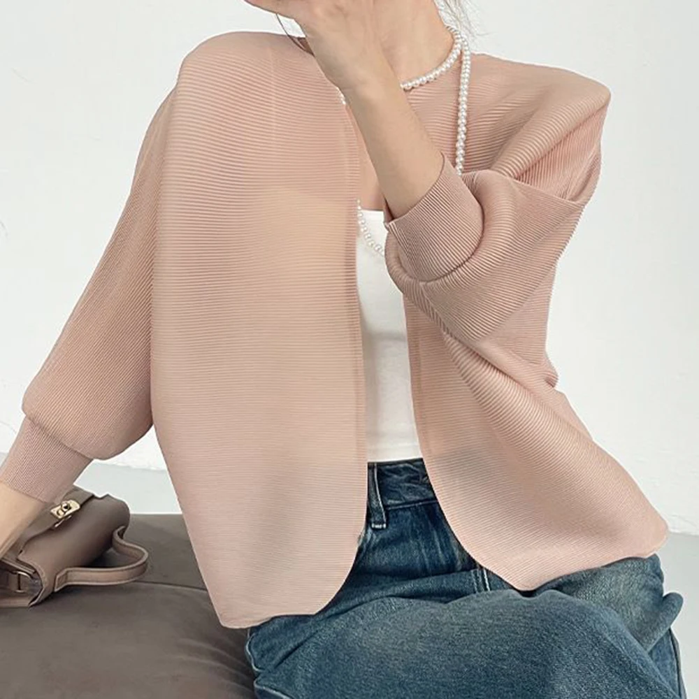 2026 autumn new simple loose and thin cardigan pleated versatile top temperament elegant short coat women
2026 autumn new simple loose and thin cardigan pleated versatile top temperament elegant short coat women