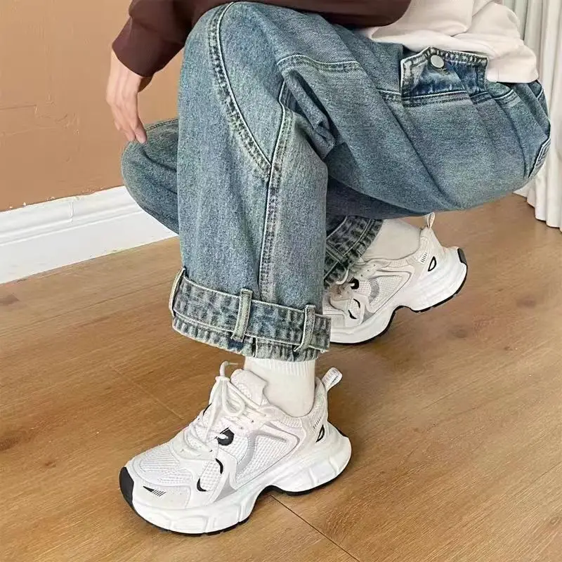 Легкие дышащие белые кроссовки, женская повседневная спортивная обувь в стиле ретро, удобная модная обувь для папы в корейском стиле
Легкие дышащие белые кроссовки, женская повседневная спортивная обувь в стиле ретро, удобная модная обувь для папы в корейском стиле