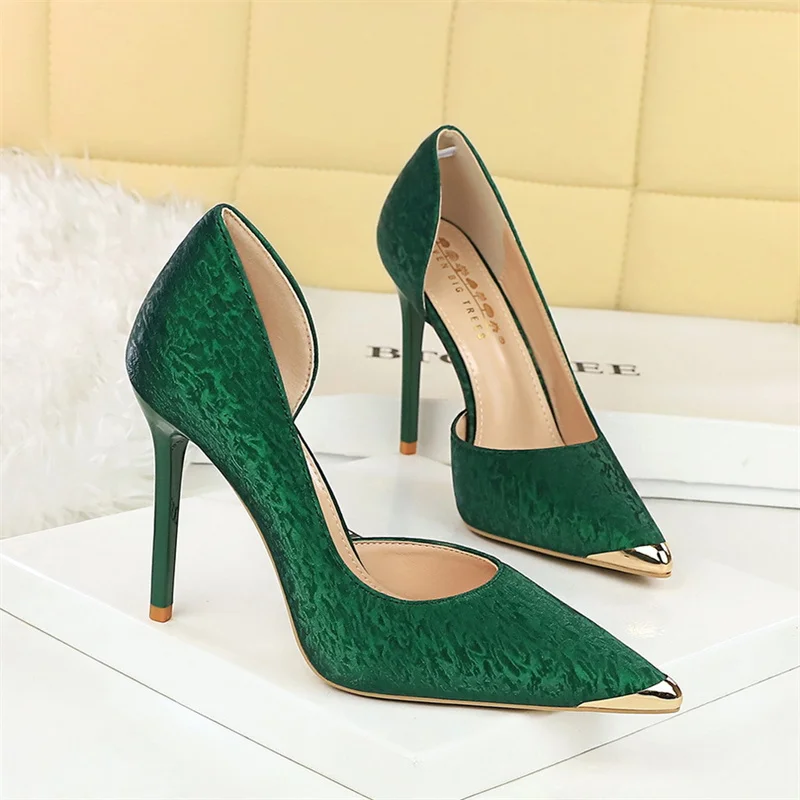 Pointed Toe Shallow Mouth Hollow High Heels For Women's Thin Heels Iron Toe Metal Decorative Chinese Style Satin Single Shoes
Pointed Toe Shallow Mouth Hollow High Heels For Women's Thin Heels Iron Toe Metal Decorative Chinese Style Satin Single Shoes
