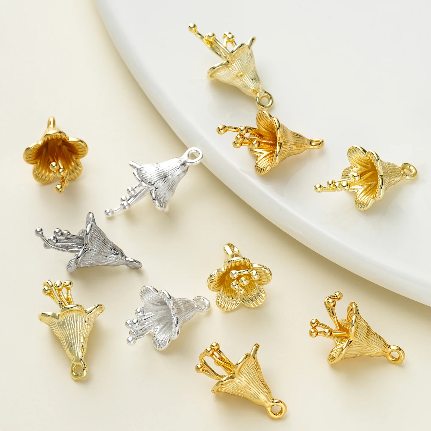 2pieces/exquisite morning glory pendant necklace earrings jewelry making pendant DIY copper 14k gold-plated accessory 11 * 20mm
2pieces/exquisite morning glory pendant necklace earrings jewelry making pendant DIY copper 14k gold-plated accessory 11 * 20mm