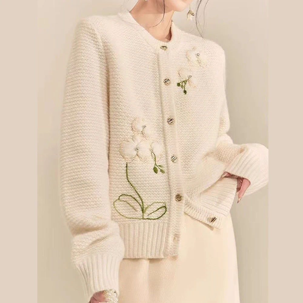 Embroidered knitted cardigan sweater jacket women's autumn and winter new autumn clothing French age-reducing women's top
Embroidered knitted cardigan sweater jacket women's autumn and winter new autumn clothing French age-reducing women's top
