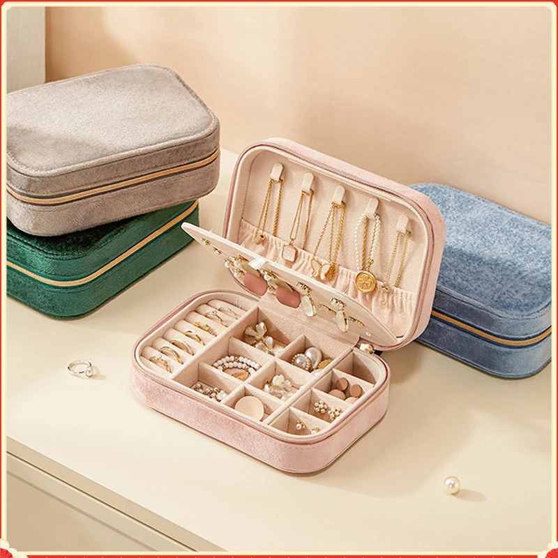 Portable Velvet Jewelry Organizer, Minimalist Jewellery Box, Holder for Earrings, Rings and Necklaces
Portable Velvet Jewelry Organizer, Minimalist Jewellery Box, Holder for Earrings, Rings and Necklaces