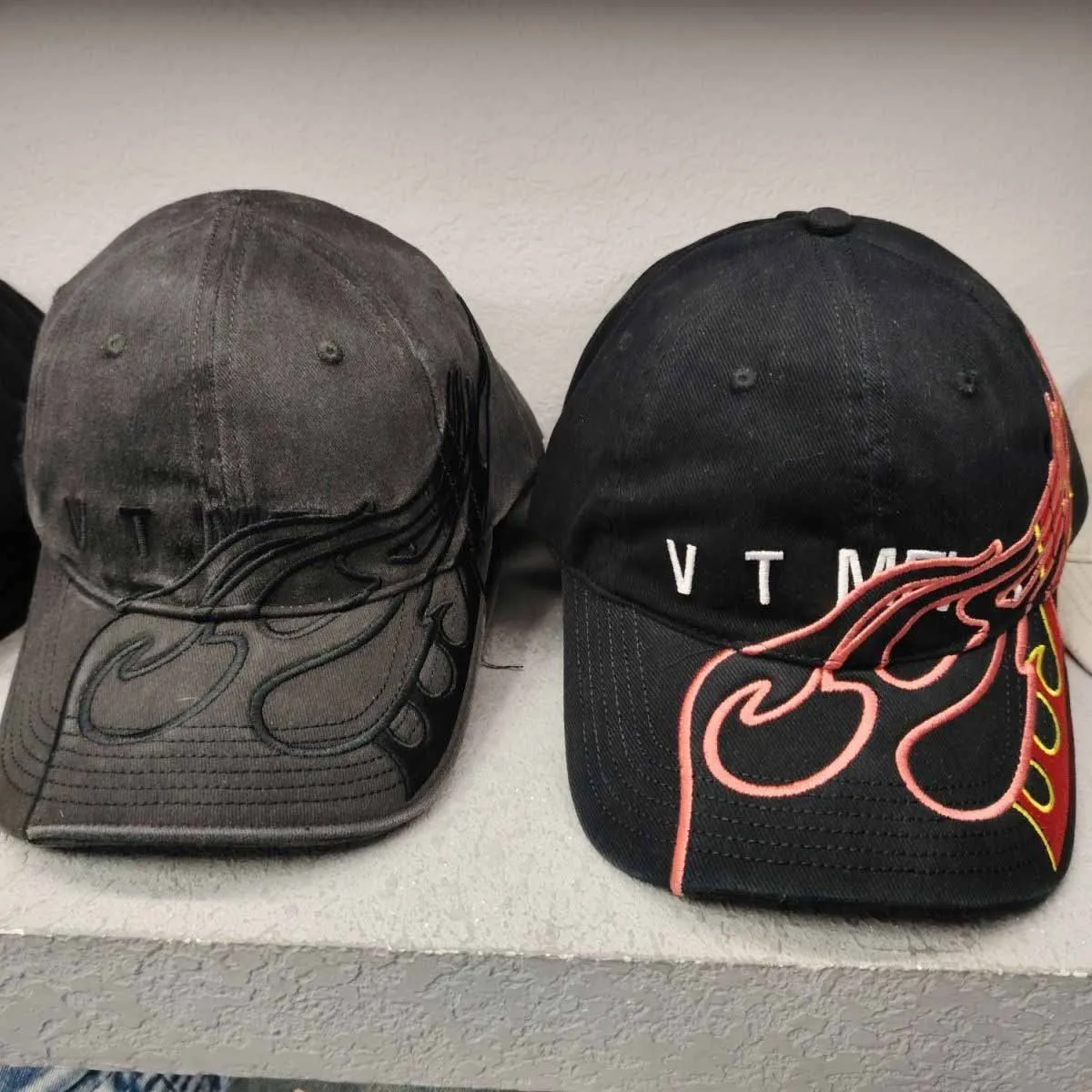 26SS VT Fire Logo Embroidery Men Baseball Caps Hats Casual Caps Snapback Hats Trendy Outwear Hiphop Women Hat
26SS VT Fire Logo Embroidery Men Baseball Caps Hats Casual Caps Snapback Hats Trendy Outwear Hiphop Women Hat