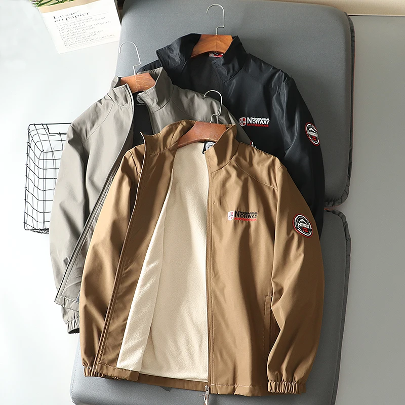 Мужская теплая осенне-зимняя куртка с воротником-стойкой, ветрозащитная, водонепроницаемая, на флисовой подкладке, с молнией и карманами, модный городской стиль
Мужская теплая осенне-зимняя куртка с воротником-стойкой, ветрозащитная, водонепроницаемая, на флисовой подкладке, с молнией и карманами, модный городской стиль