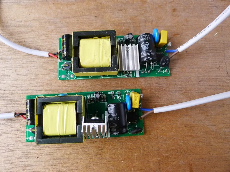 5pcs 36W LED Isolated Constant Current Power Supply 20-36 Series 300mA
5pcs 36W LED Isolated Constant Current Power Supply 20-36 Series 300mA