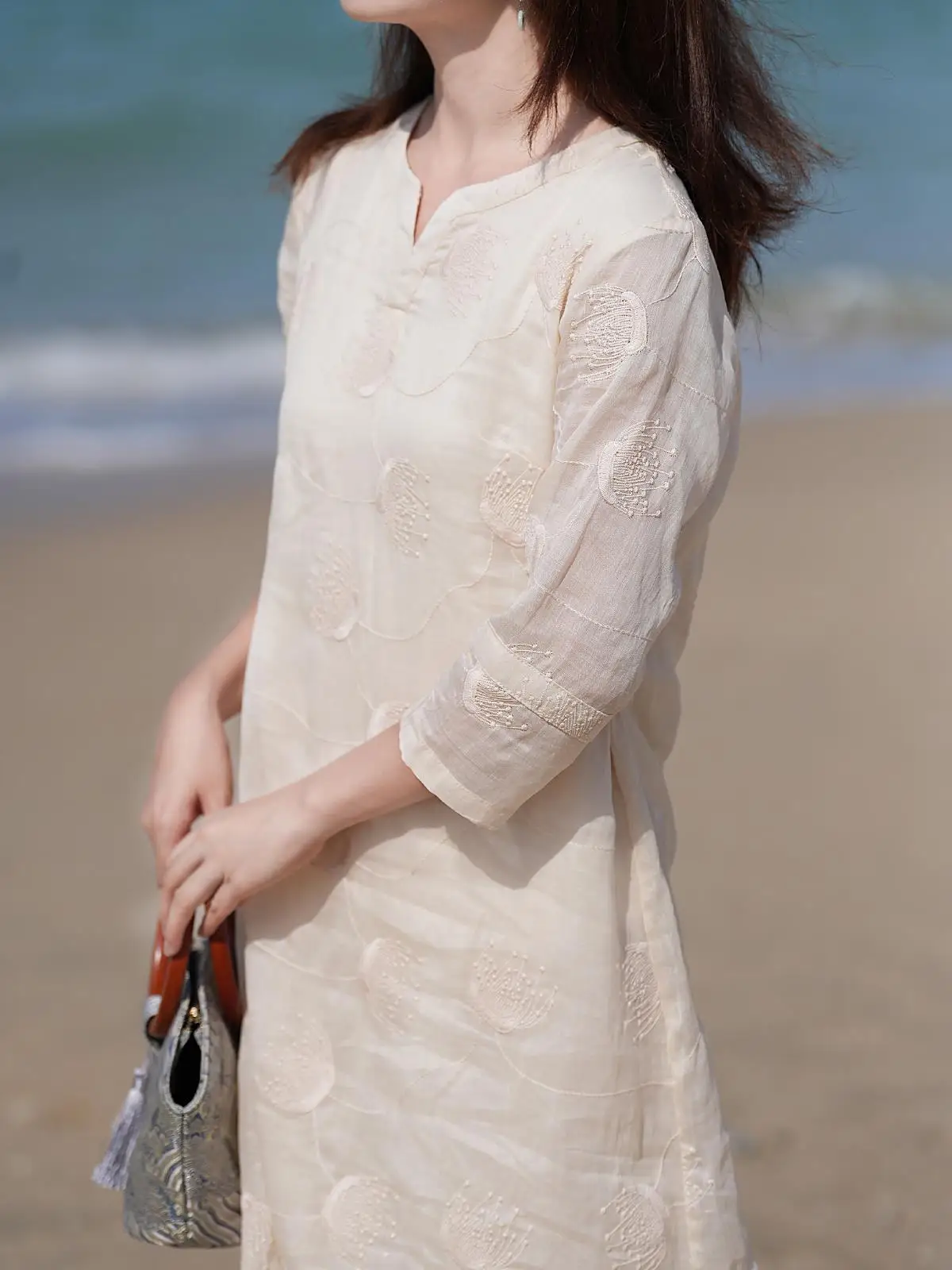 Новинка лета: улучшенное шелковое платье премиум-класса в национальном стиле с воротником-стойкой и пуговицами, для женщин.
Новинка лета: улучшенное шелковое платье премиум-класса в национальном стиле с воротником-стойкой и пуговицами, для женщин.