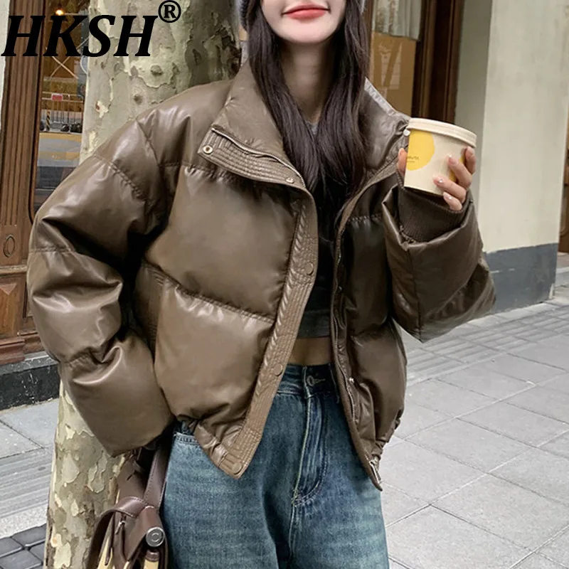 HKSH 2025 Winter New Women's Short Puffer Jackets PU Leather Stand Collar Zipper Solid Color Versatile Elegant Down Coat HK14698
HKSH 2025 Winter New Women's Short Puffer Jackets PU Leather Stand Collar Zipper Solid Color Versatile Elegant Down Coat HK14698