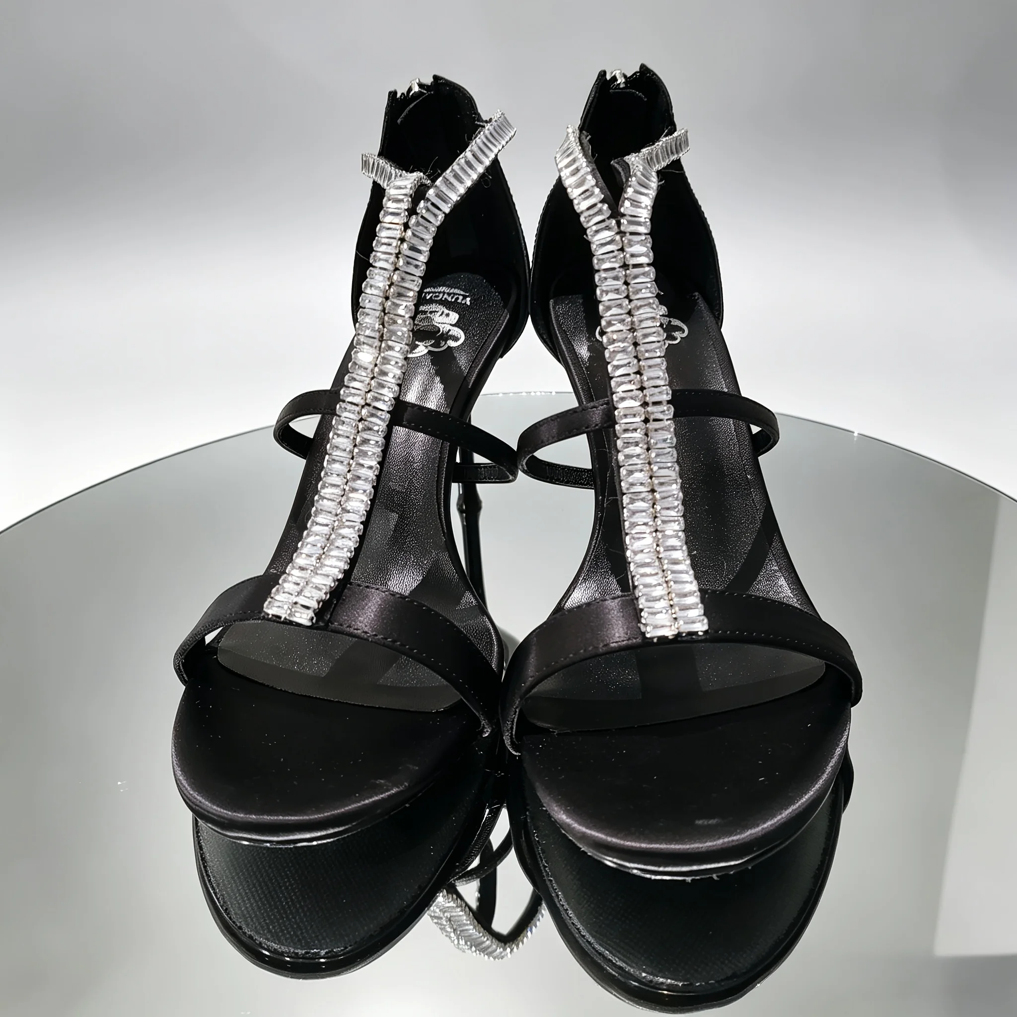 French-Style Fashionable and Elegant Women's Summer Stiletto Sandals, Exquisite and Versatile Black Pu Leather Sandals with Rhinestones, Trendy Open-Toe Design with a Single Strap
French-Style Fashionable and Elegant Women's Summer Stiletto Sandals, Exquisite and Versatile Black Pu Leather Sandals with Rhinestones, Trendy Open-Toe Design with a Single Strap