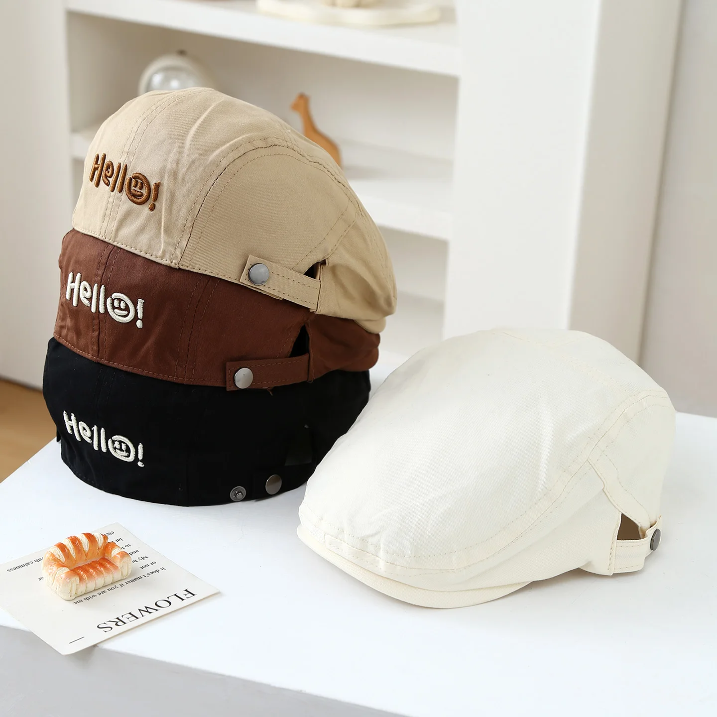 Children's embroidered Hello smiling face cap with adjustable double clasps, suitable for 2-6 years old.
Children's embroidered Hello smiling face cap with adjustable double clasps, suitable for 2-6 years old.
