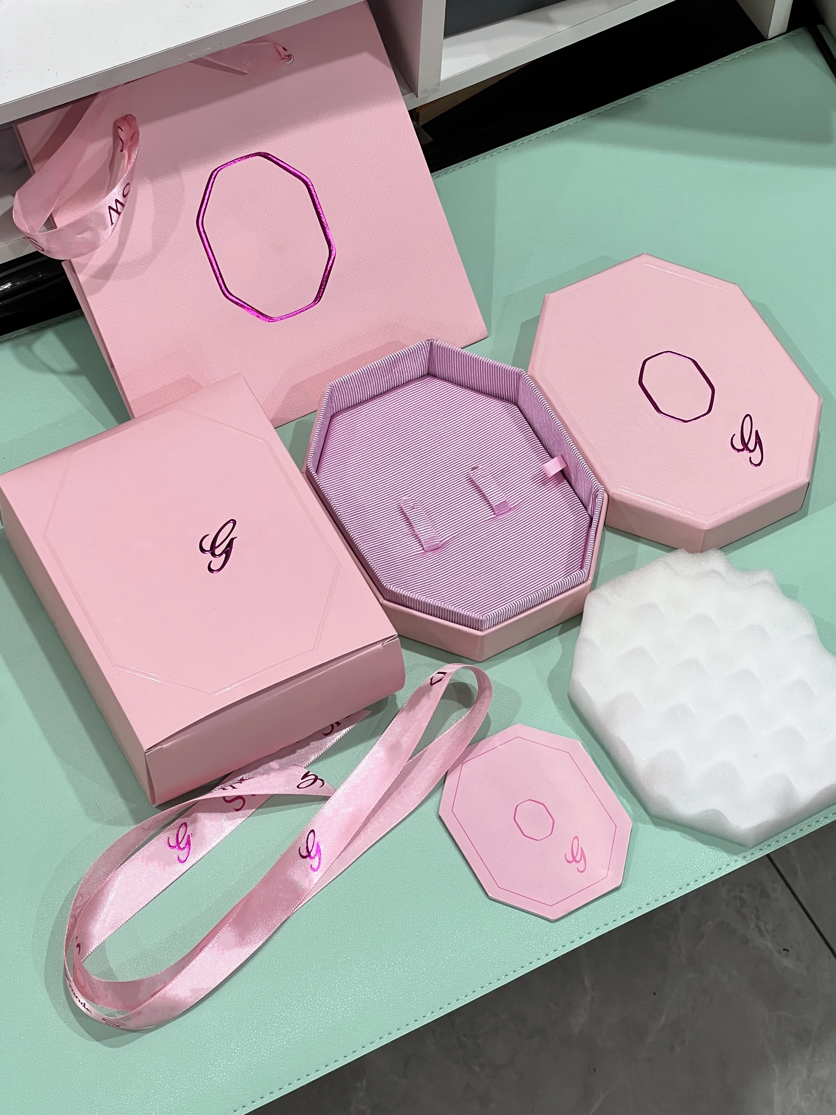 2026 New Model 1 Set Fashion Beautiful Earring Pink Packaging Box Set
2026 New Model 1 Set Fashion Beautiful Earring Pink Packaging Box Set