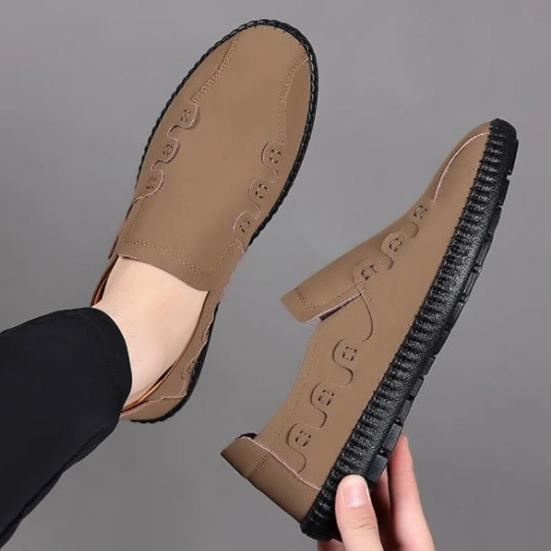 Мягкая мужская кожаная обувь цвета хаки на плоской подошве, удобная классическая оригинальная трендовая обувь 2025 года, летняя распродажа, мужская повседневная обувь в стиле ретро
Мягкая мужская кожаная обувь цвета хаки на плоской подошве, удобная классическая оригинальная трендовая обувь 2025 года, летняя распродажа, мужская повседневная обувь в стиле ретро