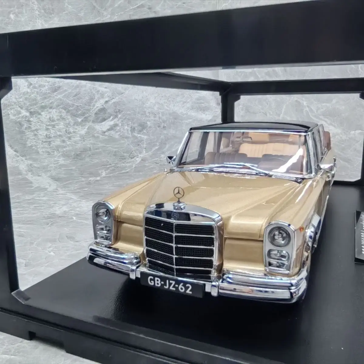 KK 1/18 Benz 600 W100 Landaulet Convertible Alloy Car Model
KK 1/18 Benz 600 W100 Landaulet Convertible Alloy Car Model