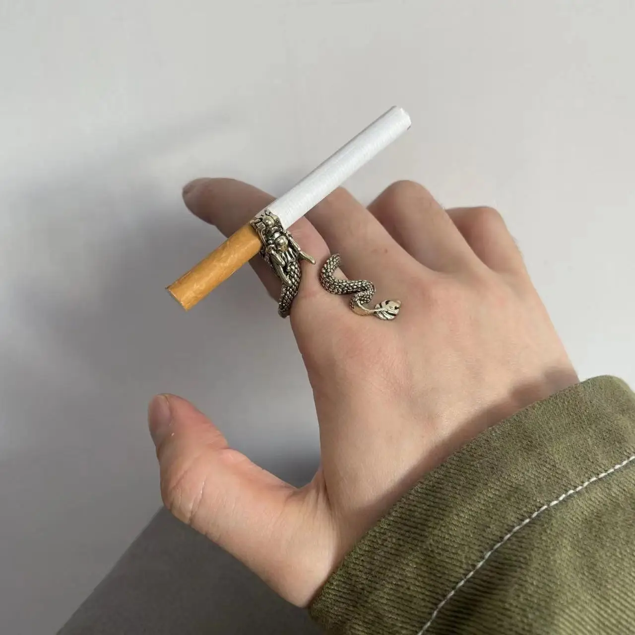 2026vintage Personality Gold-plated Cigarette Holder Ring Of Cigarette Holder Bracket Chinese Dragon Rings For Men Party Jewelry
2026vintage Personality Gold-plated Cigarette Holder Ring Of Cigarette Holder Bracket Chinese Dragon Rings For Men Party Jewelry