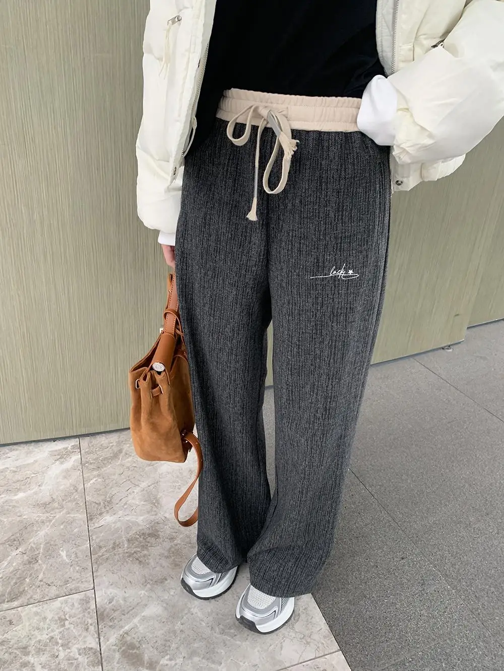 High Waist Wide Leg Casual Pants Women's Spring Autumn Embroidered Straight Cut Slimming Sports High Waist Long Trousers
High Waist Wide Leg Casual Pants Women's Spring Autumn Embroidered Straight Cut Slimming Sports High Waist Long Trousers
