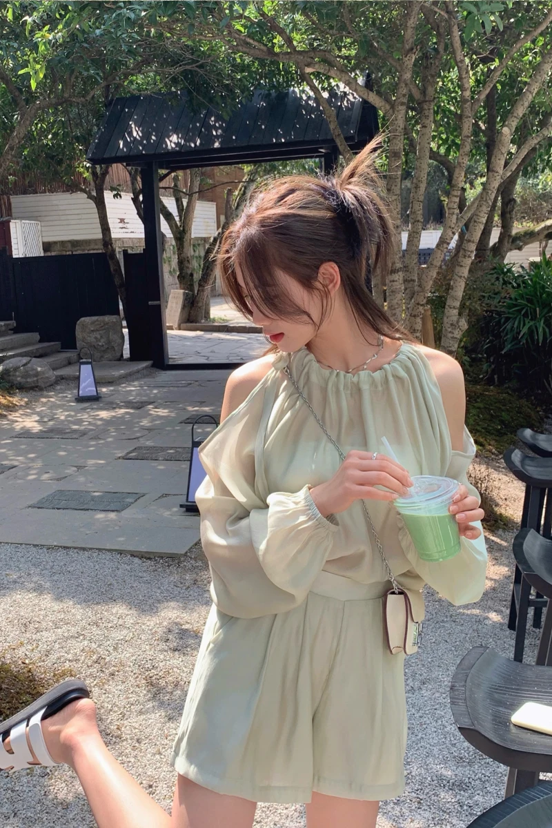 Pure Color Frock Women's Shoulder-baring Long Sleeve Chiffon Top Wide Leg Shorts Set Summer Fashion Two-piece Ensemble
Pure Color Frock Women's Shoulder-baring Long Sleeve Chiffon Top Wide Leg Shorts Set Summer Fashion Two-piece Ensemble