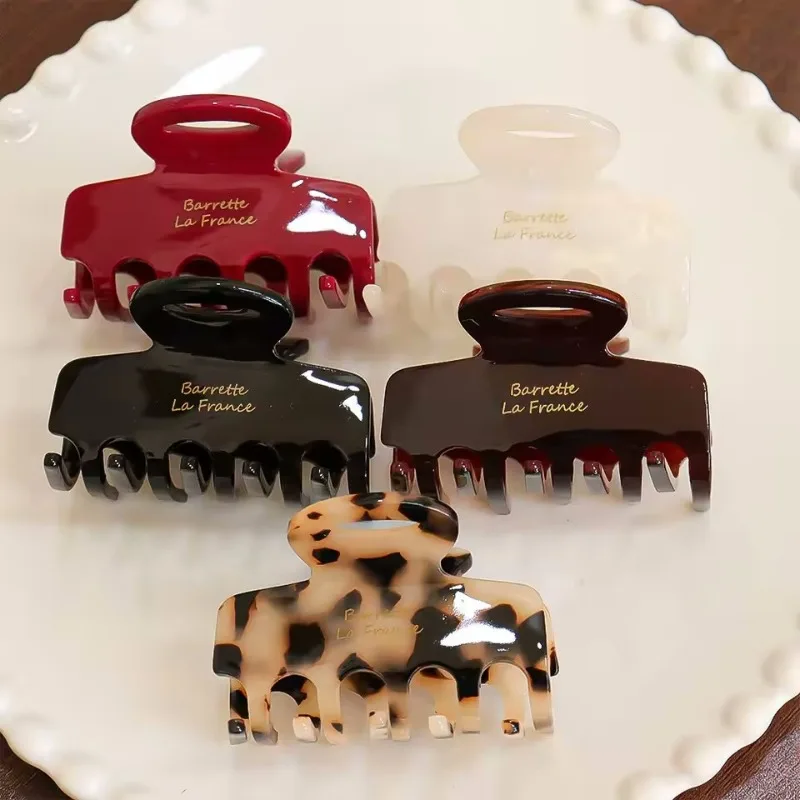 Заколка для волос из ацетатного волокна длиной 5,5 см, красная заколка для волос, подходит для девочек и женщин в качестве аксессуара для волос, новый корейский модный стиль.
Заколка для волос из ацетатного волокна длиной 5,5 см, красная заколка для волос, подходит для девочек и женщин в качестве аксессуара для волос, новый корейский модный стиль.