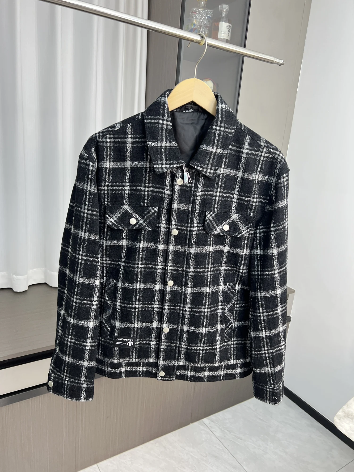 Классическая клетчатая повседневная куртка для мужчин, осенне-зимнее пальто с отложным воротником, простой городской стиль, дышащая, с длинными рукавами, на молнии
Классическая клетчатая повседневная куртка для мужчин, осенне-зимнее пальто с отложным воротником, простой городской стиль, дышащая, с длинными рукавами, на молнии