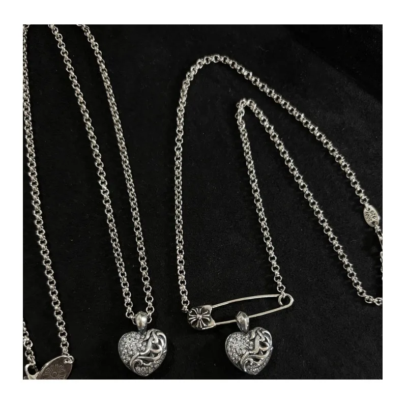 Light Luxury Fashion Diamond-encrusted Love Pendant Temperament Versatile Trend Fashion Design Couple Pendant Necklace
Light Luxury Fashion Diamond-encrusted Love Pendant Temperament Versatile Trend Fashion Design Couple Pendant Necklace